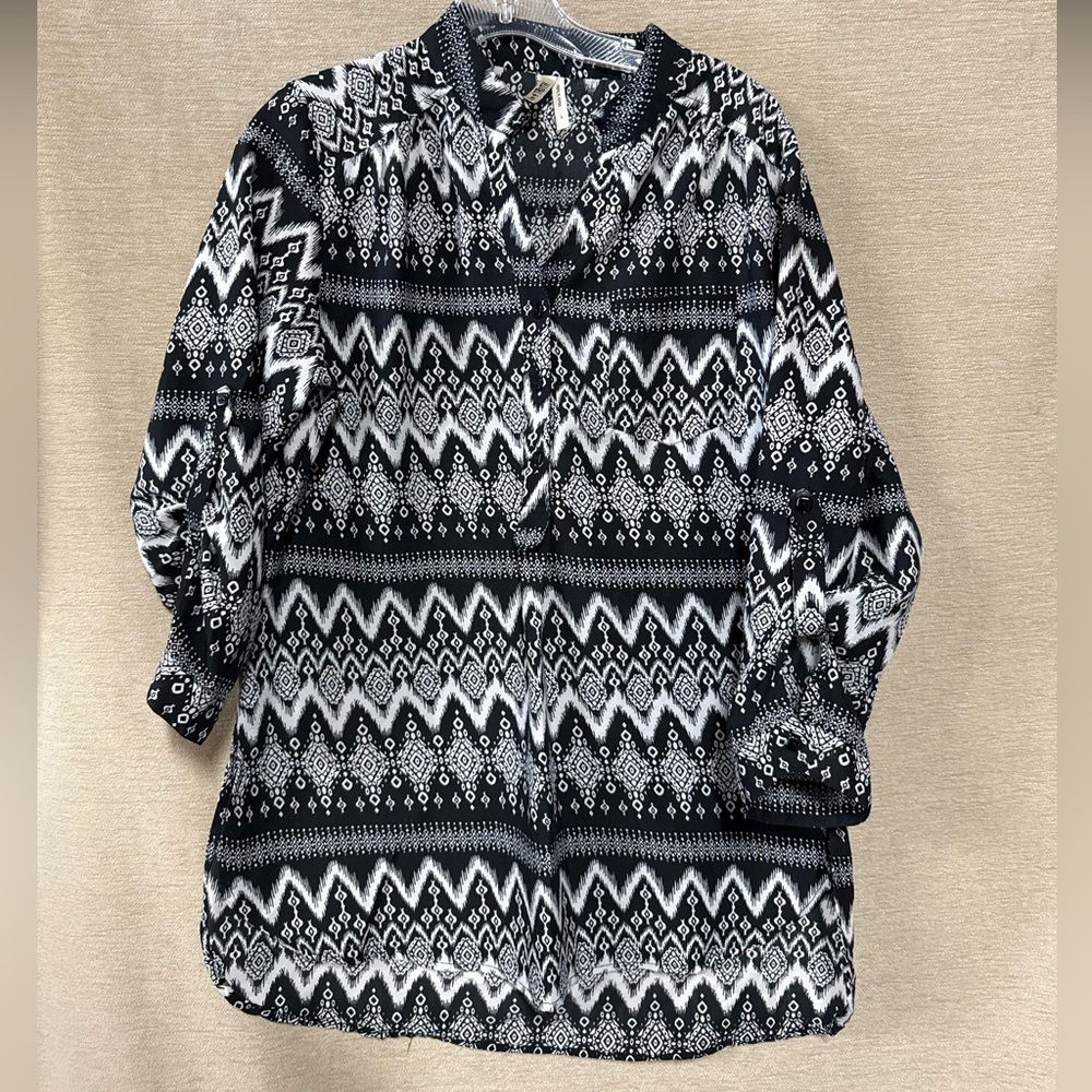 Live 4 Truth Geometric Black and White Women's Shirt, Size Large